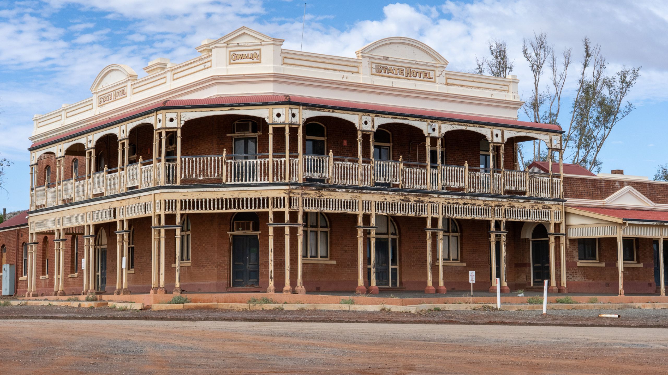 Front view of the Gwalia State Hotel in Western Australia.